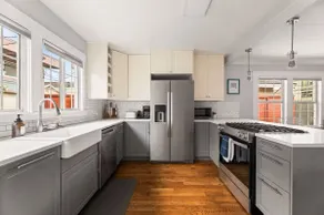 Quaint bungalow with parking/patio-walk to beach! - Image 4
