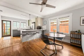 Quaint bungalow with parking/patio-walk to beach! - Image 3