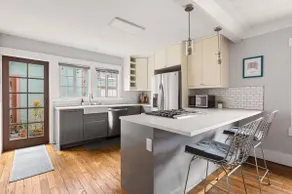 Quaint bungalow with parking/patio-walk to beach! - Image 5