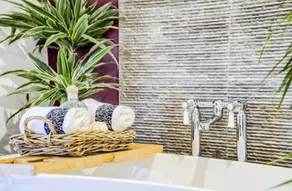 Penthouse On Waterside With River Views, Private Parking & Secluded Hot Tub - Image 5