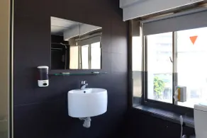 ”Aihe Riyang” Bright Lighting | River View Triple Room with Private Bathroom (Near Yanchengpu Station, Bus 2 Aihe) - Image 5