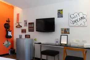 ”Aihe Riyang” Bright Lighting | River View Triple Room with Private Bathroom (Near Yanchengpu Station, Bus 2 Aihe) - Image 3