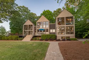 Waterfront paradise w/ large outdoor living area - Image 4