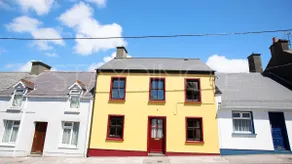 DINGLE TOWN HOUSE - QUIRKY TOWN HOME - Image 2