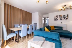 Modern and Spacious Home From Home 1 mile from M1 - with Netflix, Prime Video, PS5, free parking, superfast WiFi, BBQ - Sleeps 11 - By Brightleap Apartments - Image 2