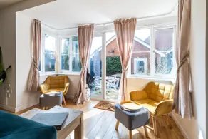 Modern and Spacious Home From Home 1 mile from M1 - with Netflix, Prime Video, PS5, free parking, superfast WiFi, BBQ - Sleeps 11 - By Brightleap Apartments - Image 5