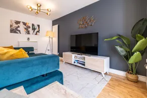 Modern and Spacious Home From Home 1 mile from M1 - with Netflix, Prime Video, PS5, free parking, superfast WiFi, BBQ - Sleeps 11 - By Brightleap Apartments - Image 4