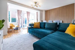 Modern and Spacious Home From Home 1 mile from M1 - with Netflix, Prime Video, PS5, free parking, superfast WiFi, BBQ - Sleeps 11 - By Brightleap Apartments - Image 3