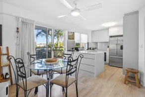 Modern Unit walk to Beach Mooloolaba opp Canal - Image 3