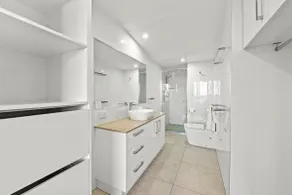 Private Queen apartment overlooking Beach - Image 5