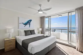 Spacious & Secure Queen Apt Panoramic views - Image 2