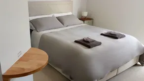 Qn bed, granny flat, proximity Sandstone Pt Hotel - Image 3