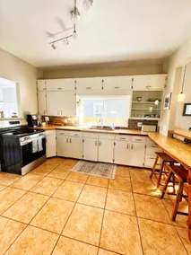 Bright, pet friendly, and kid friendly - Image 4