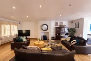 House In the Heart of town 15 min from Manchester City. ( Sleeps 15+) - Image 2