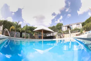 Villa Apia with pool views - Image 2