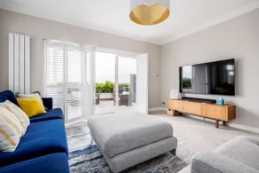 Seaside Escape-Garden, Hot Tub, Sleeps 8 in Style - Image 2