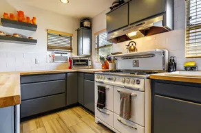 Perfect Location w/ Hot Tub, Parking & Office - Image 2