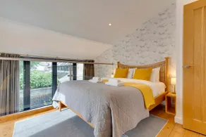 Luxury City centre townhouse with courtyard - Image 3