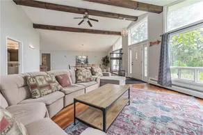 Country Oasis in the Village - 4 bed - 2 bath home - Image 2