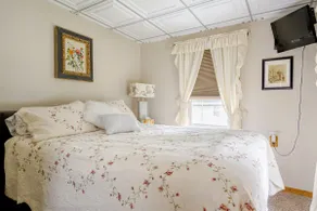 Charming and comfortable. Centrally located. - Image 4