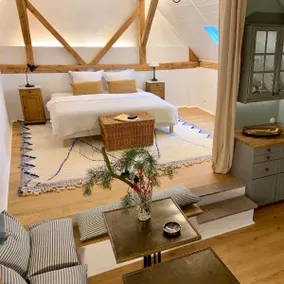 Nature retreat with sauna, terrace & garden - Image 2