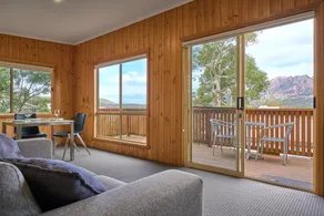 Una acogedora cabaña de un dormitorio, con excelentes vistas a la montaña y al océano. - Image 2