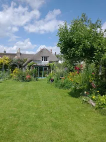 Cosy thatched cottage with large secluded garden - Image 2