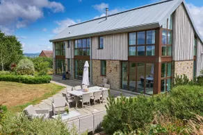 Stunning, Top Spec, Modern House, garden, parking! - Image 5