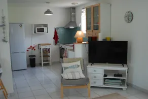Detached house with garden - Image 3
