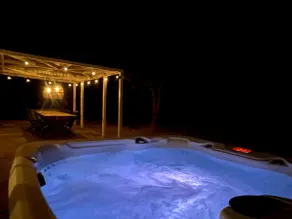 White Moon Ranch - Hot Tub under Stars! Mini Golf - Image 3