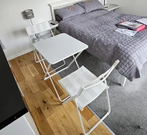 Modern immaculate studio with AC & parking, outside the CAZ - Image 5