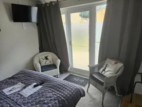 Modern immaculate studio with AC & parking, outside the CAZ - Image 3