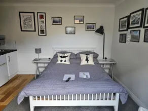 Modern immaculate studio with AC & parking, outside the CAZ - Image 4