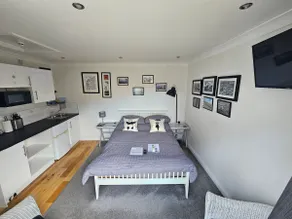 Modern immaculate studio with AC & parking, outside the CAZ - Image 2