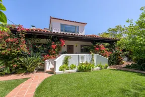 Serene, vintage home with pool, walk to beach - Image 4