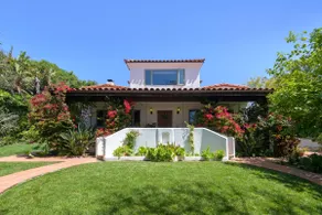 Serene, vintage home with pool, walk to beach - Image 3