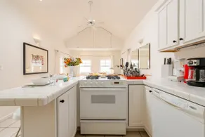 Bright Beach Cottage, Center of town, 30-day - Image 2