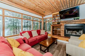 Lakeside 5BR Cottage in Bala – Group Getaway - Image 4