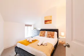 Spacious 3 Bed | Sleeps 8 | Ideal for Groups - Image 3