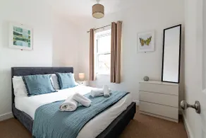Spacious 3 Bed | Sleeps 8 | Ideal for Groups - Image 5
