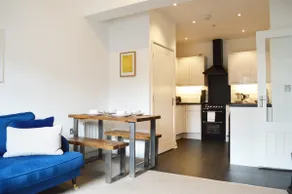 Modern York Apartment - Free Parking - Sleeps 7 - Image 3
