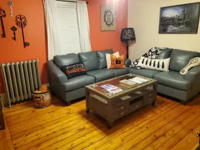 Spooky Chic - 3 Queen Beds Free Parking & Haunted! - Image 2