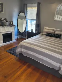 Spooky Chic - 3 Queen Beds Free Parking & Haunted! - Image 5