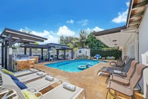 Luxe Oasis | Heated Pool & Hot Tub Near Hard rock - Image 3