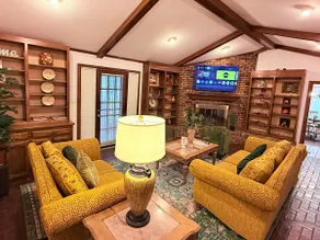 Spacious*2 Kings*Near LSU, Shops* Game Room - Image 2