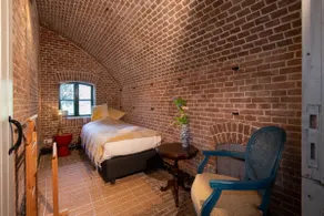 Keizer - Sleeping in a beautiful Fort - Image 5