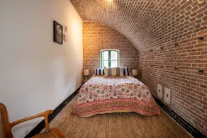 Keizer - Sleeping in a beautiful Fort - Image 3