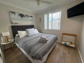 Pearly Shells Beach Cottage- 200m walk to Beach & 500m to shops  - pet friendly - Image 3