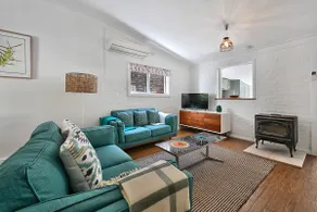 Autumn Leaf Cottage - Close to CBD, Heritage Charm - Image 2