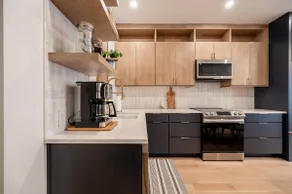 Luxury, downtown apt w/ balcony close to skiing - Image 5